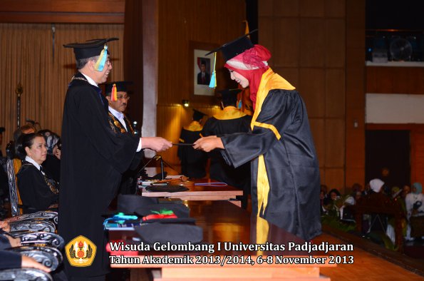 wisuda-unpad-gel-i-ta-2013_2014-fakultas-farmasi-oleh-dekan-032