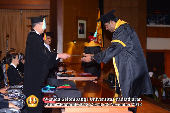 wisuda-unpad-gel-i-ta-2013_2014-fakultas-farmasi-oleh-dekan-033