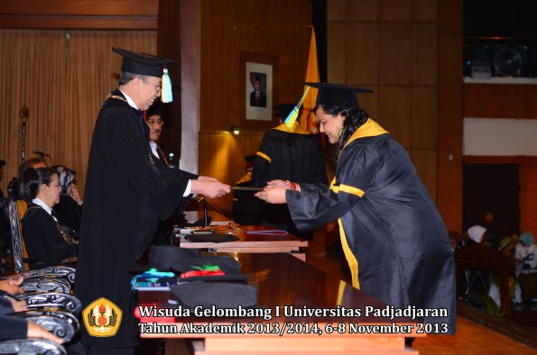 wisuda-unpad-gel-i-ta-2013_2014-fakultas-farmasi-oleh-dekan-034