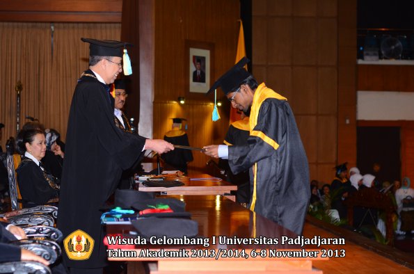 wisuda-unpad-gel-i-ta-2013_2014-fakultas-farmasi-oleh-dekan-037