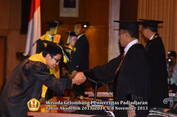 wisuda-unpad-gel-i-ta-2013_2014-fakultas-farmasi-oleh-rektor-016