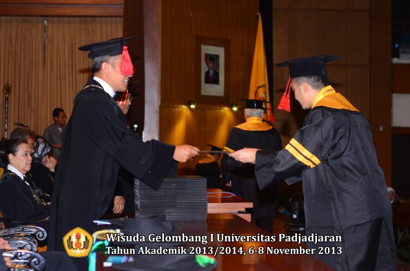 wisuda-unpad-gel-i-ta-2013_2014-fakultas-hukum-oleh-dekan-005