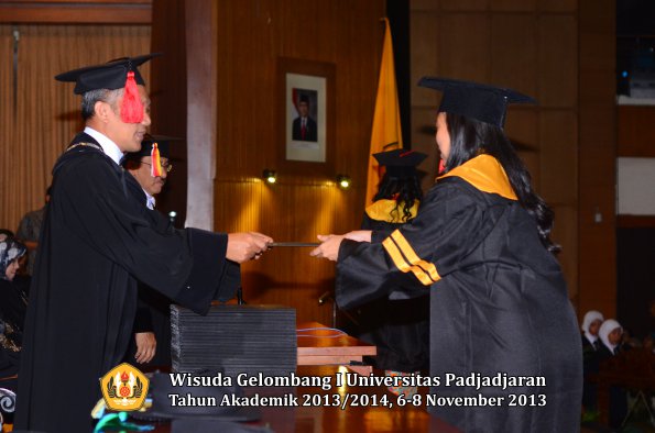 wisuda-unpad-gel-i-ta-2013_2014-fakultas-hukum-oleh-dekan-008