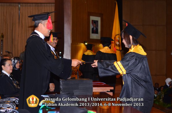 wisuda-unpad-gel-i-ta-2013_2014-fakultas-hukum-oleh-dekan-014