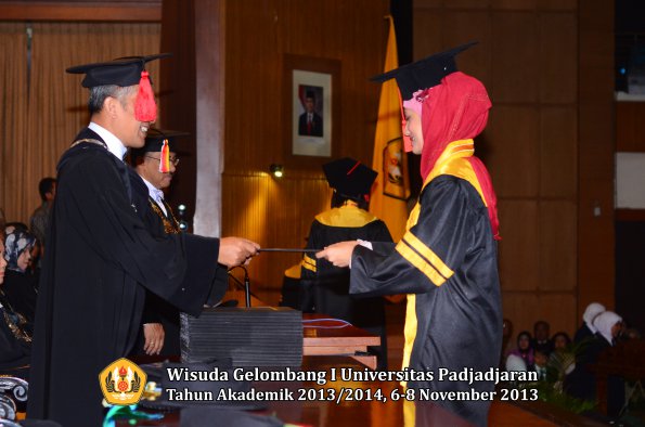 wisuda-unpad-gel-i-ta-2013_2014-fakultas-hukum-oleh-dekan-015