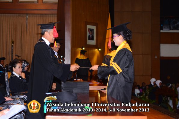 wisuda-unpad-gel-i-ta-2013_2014-fakultas-hukum-oleh-dekan-021