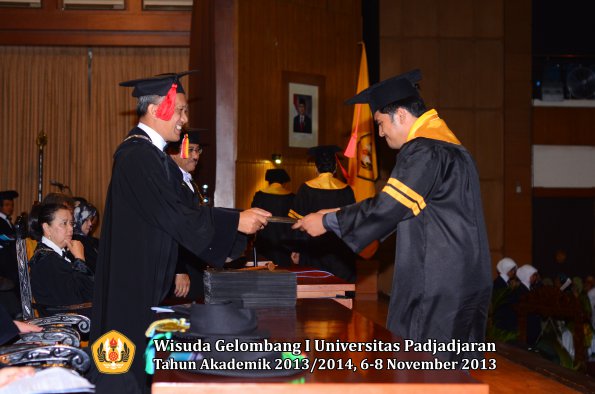 wisuda-unpad-gel-i-ta-2013_2014-fakultas-hukum-oleh-dekan-022