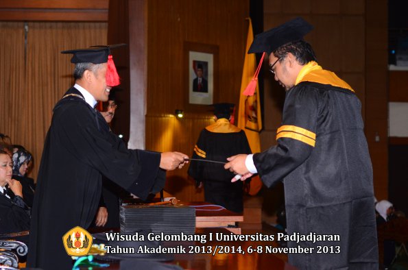 wisuda-unpad-gel-i-ta-2013_2014-fakultas-hukum-oleh-dekan-023