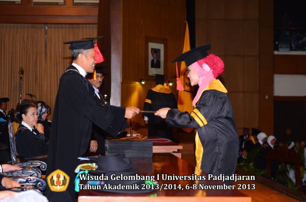 wisuda-unpad-gel-i-ta-2013_2014-fakultas-hukum-oleh-dekan-024