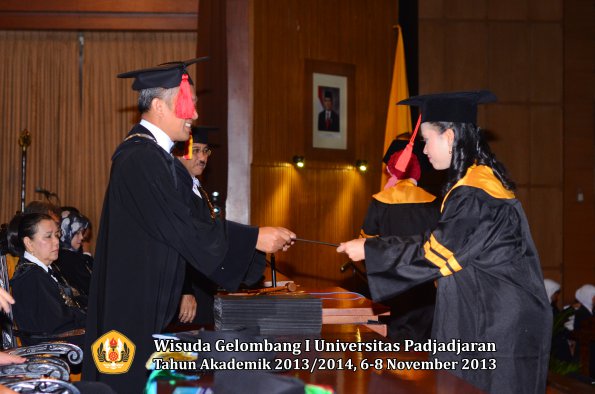 wisuda-unpad-gel-i-ta-2013_2014-fakultas-hukum-oleh-dekan-025