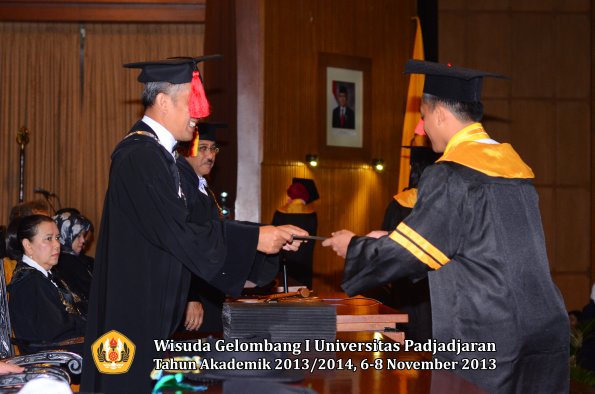 wisuda-unpad-gel-i-ta-2013_2014-fakultas-hukum-oleh-dekan-026