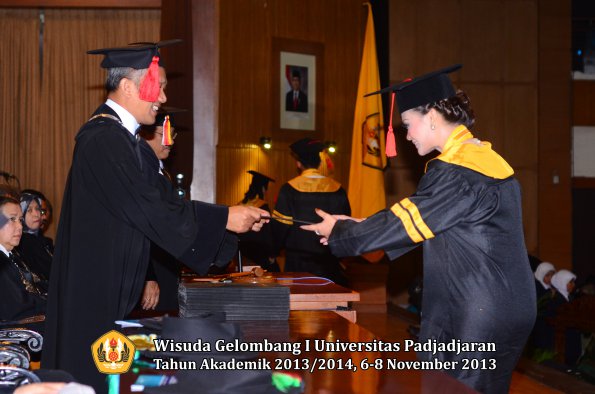 wisuda-unpad-gel-i-ta-2013_2014-fakultas-hukum-oleh-dekan-027