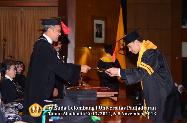 wisuda-unpad-gel-i-ta-2013_2014-fakultas-hukum-oleh-dekan-028