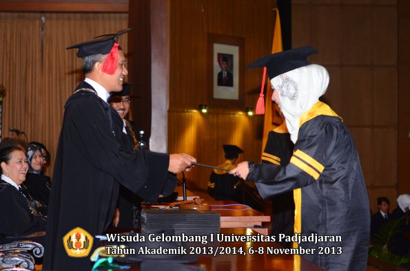 wisuda-unpad-gel-i-ta-2013_2014-fakultas-hukum-oleh-dekan-029