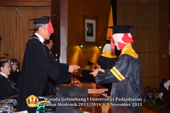 wisuda-unpad-gel-i-ta-2013_2014-fakultas-hukum-oleh-dekan-030