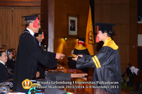 wisuda-unpad-gel-i-ta-2013_2014-fakultas-hukum-oleh-dekan-031