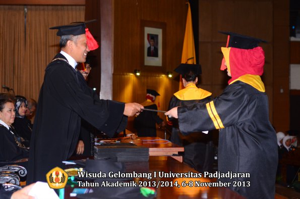 wisuda-unpad-gel-i-ta-2013_2014-fakultas-hukum-oleh-dekan-032