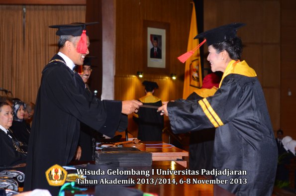 wisuda-unpad-gel-i-ta-2013_2014-fakultas-hukum-oleh-dekan-033