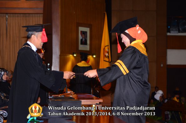 wisuda-unpad-gel-i-ta-2013_2014-fakultas-hukum-oleh-dekan-034