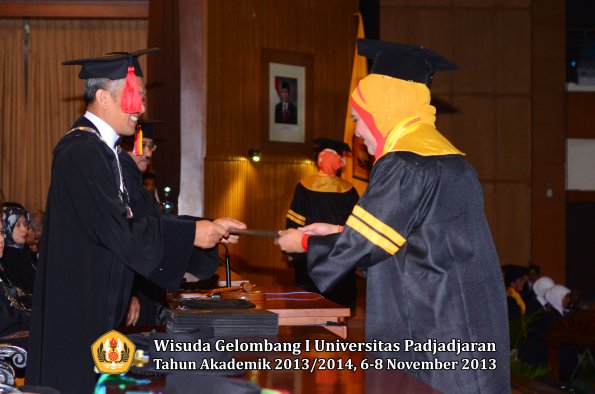 wisuda-unpad-gel-i-ta-2013_2014-fakultas-hukum-oleh-dekan-035