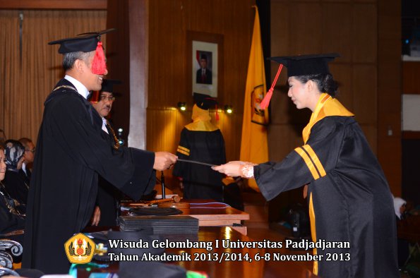 wisuda-unpad-gel-i-ta-2013_2014-fakultas-hukum-oleh-dekan-036