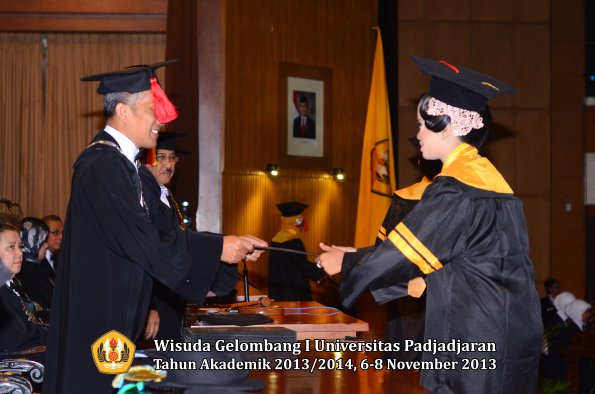 wisuda-unpad-gel-i-ta-2013_2014-fakultas-hukum-oleh-dekan-037