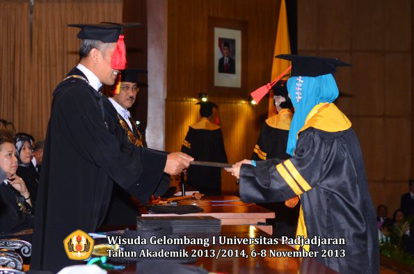 wisuda-unpad-gel-i-ta-2013_2014-fakultas-hukum-oleh-dekan-038