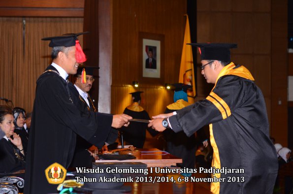 wisuda-unpad-gel-i-ta-2013_2014-fakultas-hukum-oleh-dekan-039