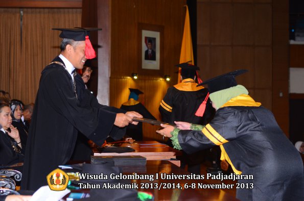 wisuda-unpad-gel-i-ta-2013_2014-fakultas-hukum-oleh-dekan-040