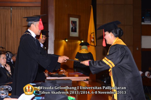 wisuda-unpad-gel-i-ta-2013_2014-fakultas-hukum-oleh-dekan-041