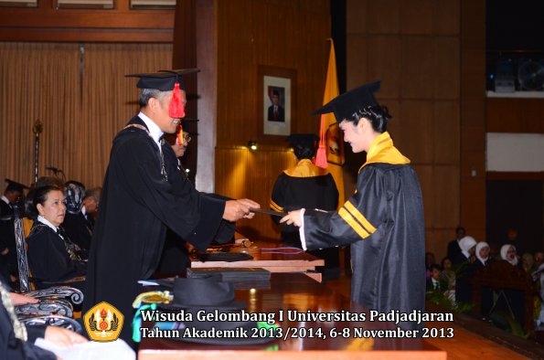 wisuda-unpad-gel-i-ta-2013_2014-fakultas-hukum-oleh-dekan-042