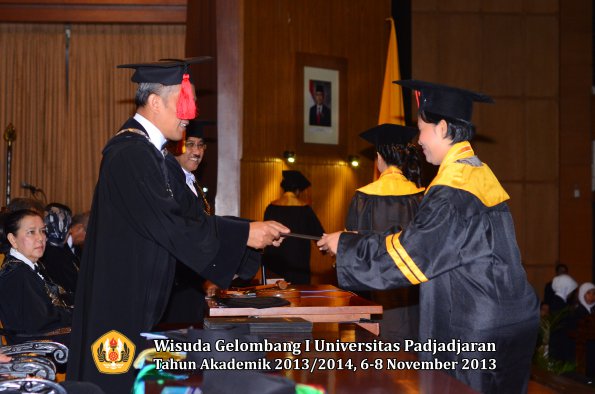 wisuda-unpad-gel-i-ta-2013_2014-fakultas-hukum-oleh-dekan-043