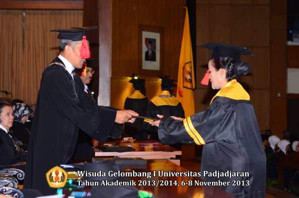 wisuda-unpad-gel-i-ta-2013_2014-fakultas-hukum-oleh-dekan-044