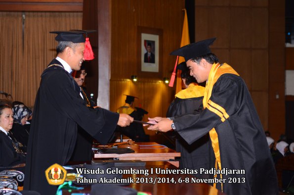 wisuda-unpad-gel-i-ta-2013_2014-fakultas-hukum-oleh-dekan-045