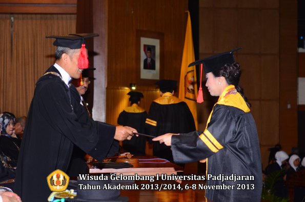 wisuda-unpad-gel-i-ta-2013_2014-fakultas-hukum-oleh-dekan-046