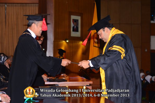 wisuda-unpad-gel-i-ta-2013_2014-fakultas-hukum-oleh-dekan-047