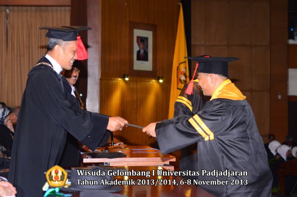 wisuda-unpad-gel-i-ta-2013_2014-fakultas-hukum-oleh-dekan-048