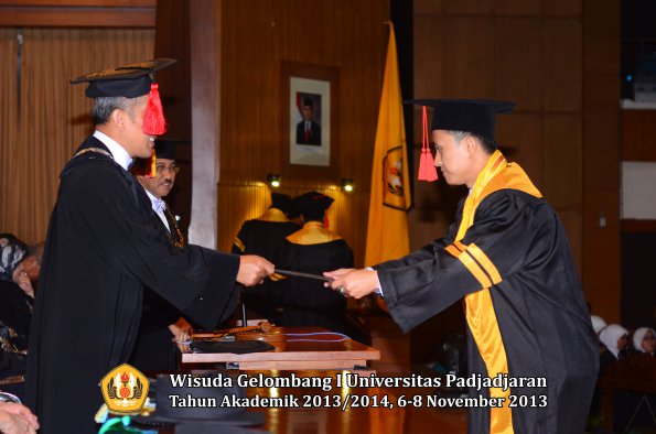 wisuda-unpad-gel-i-ta-2013_2014-fakultas-hukum-oleh-dekan-049