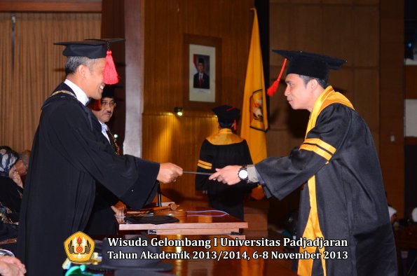 wisuda-unpad-gel-i-ta-2013_2014-fakultas-hukum-oleh-dekan-050