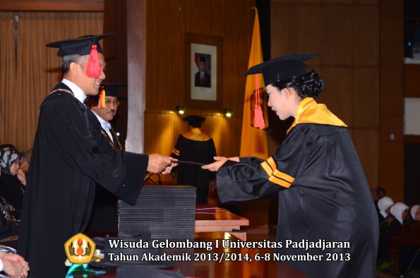 wisuda-unpad-gel-i-ta-2013_2014-fakultas-hukum-oleh-dekan-051