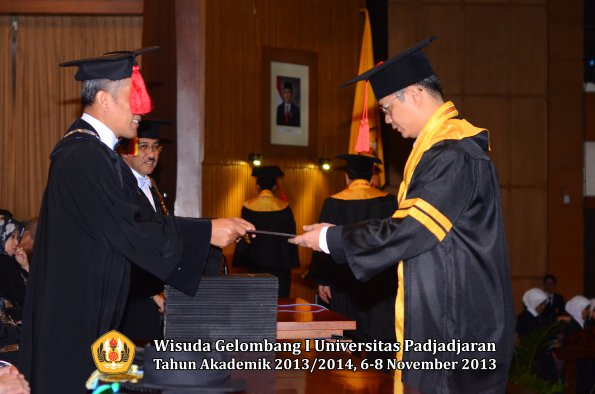 wisuda-unpad-gel-i-ta-2013_2014-fakultas-hukum-oleh-dekan-053