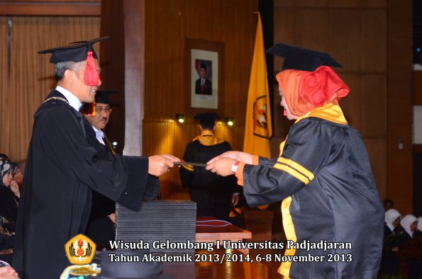 wisuda-unpad-gel-i-ta-2013_2014-fakultas-hukum-oleh-dekan-054