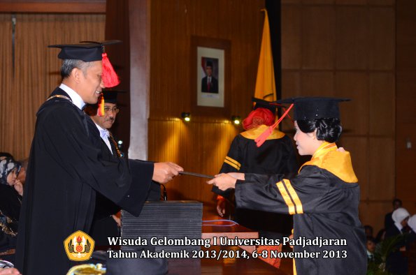 wisuda-unpad-gel-i-ta-2013_2014-fakultas-hukum-oleh-dekan-055