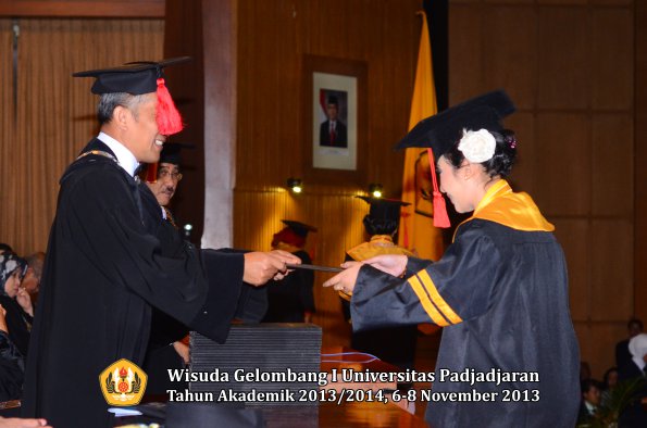 wisuda-unpad-gel-i-ta-2013_2014-fakultas-hukum-oleh-dekan-056