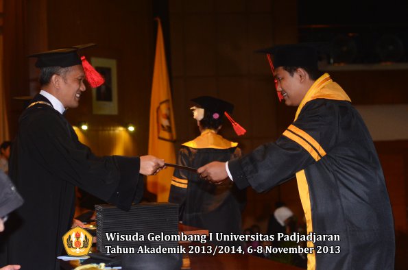 wisuda-unpad-gel-i-ta-2013_2014-fakultas-hukum-oleh-dekan-057