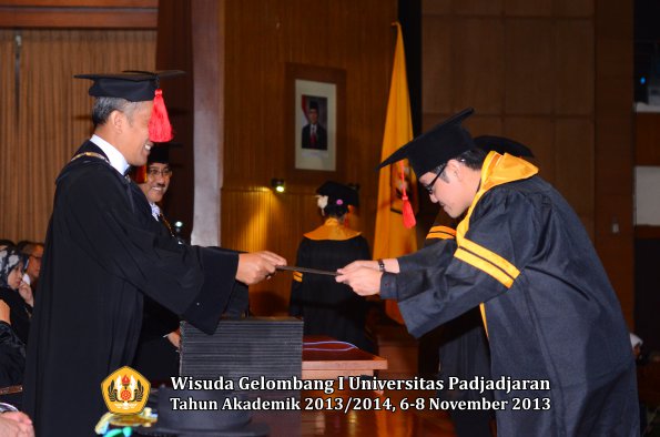 wisuda-unpad-gel-i-ta-2013_2014-fakultas-hukum-oleh-dekan-058