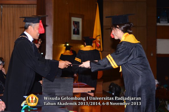 wisuda-unpad-gel-i-ta-2013_2014-fakultas-hukum-oleh-dekan-059