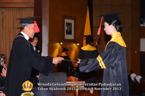 wisuda-unpad-gel-i-ta-2013_2014-fakultas-hukum-oleh-dekan-060