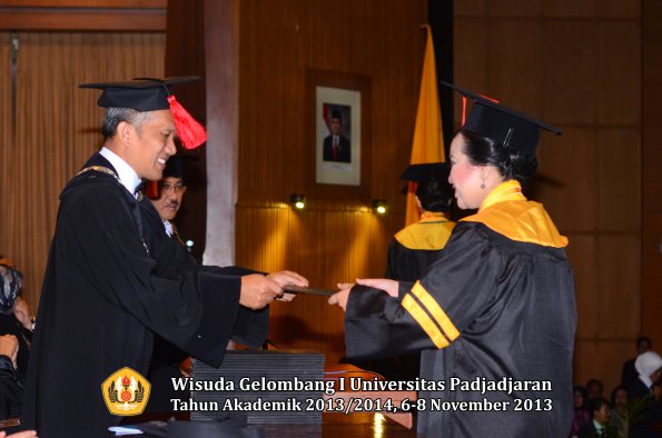 wisuda-unpad-gel-i-ta-2013_2014-fakultas-hukum-oleh-dekan-061