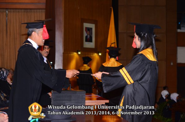 wisuda-unpad-gel-i-ta-2013_2014-fakultas-hukum-oleh-dekan-062